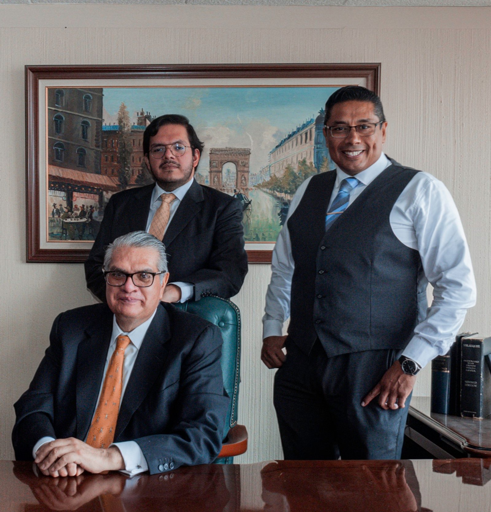 Socios del despacho Vega & Asociados en la oficina