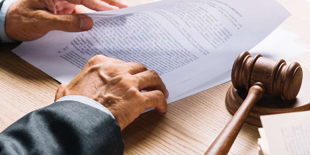 Documento legal y mazo sobre un escritorio
