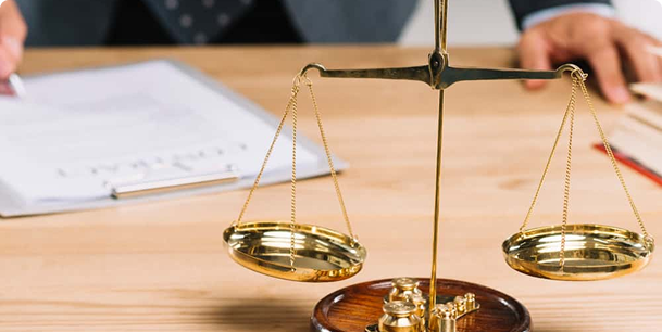 Balanza de la justicia sobre un escritorio